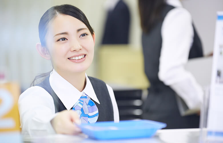 銀行員の女性